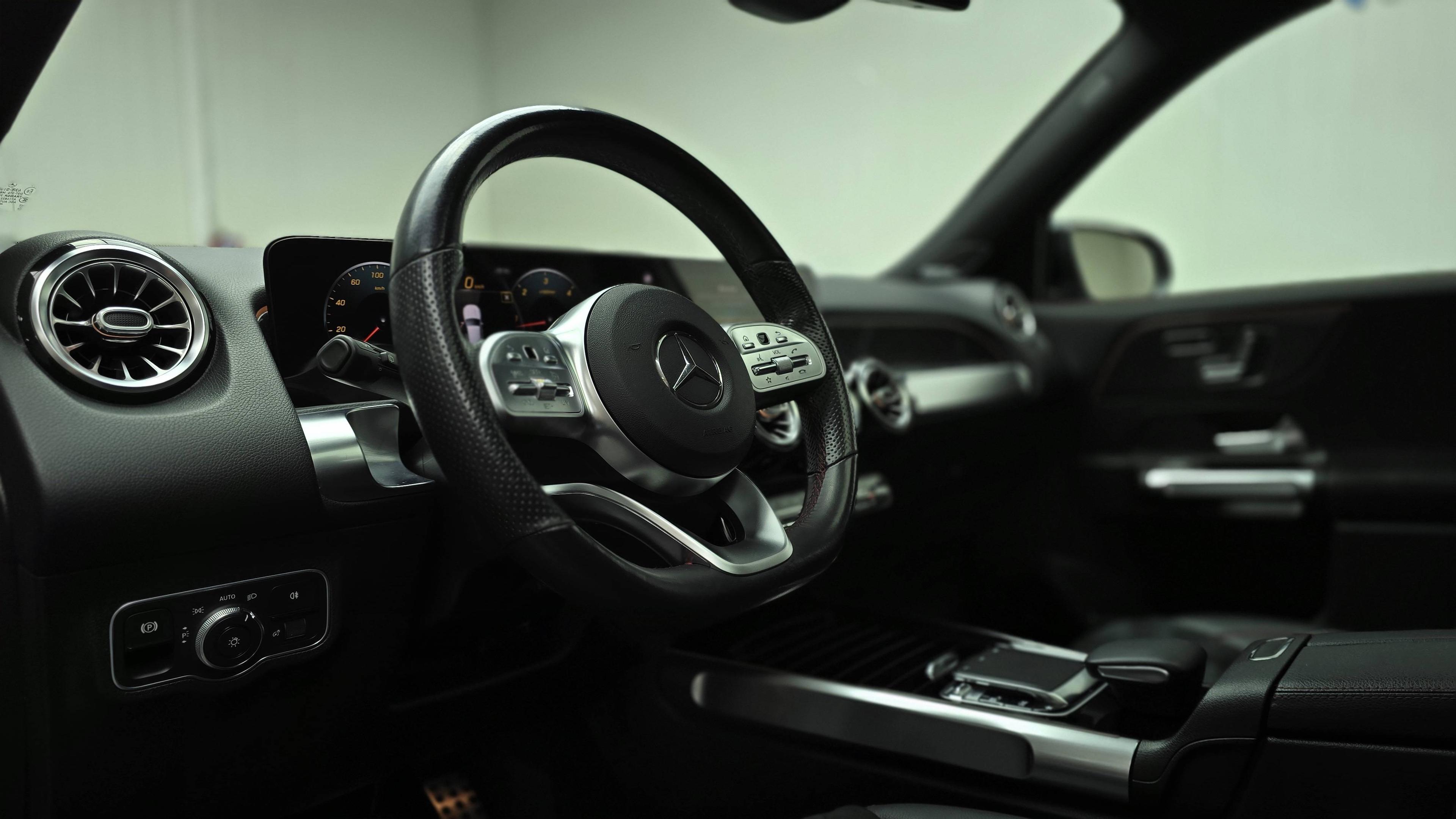 MERCEDES-BENZ GLB